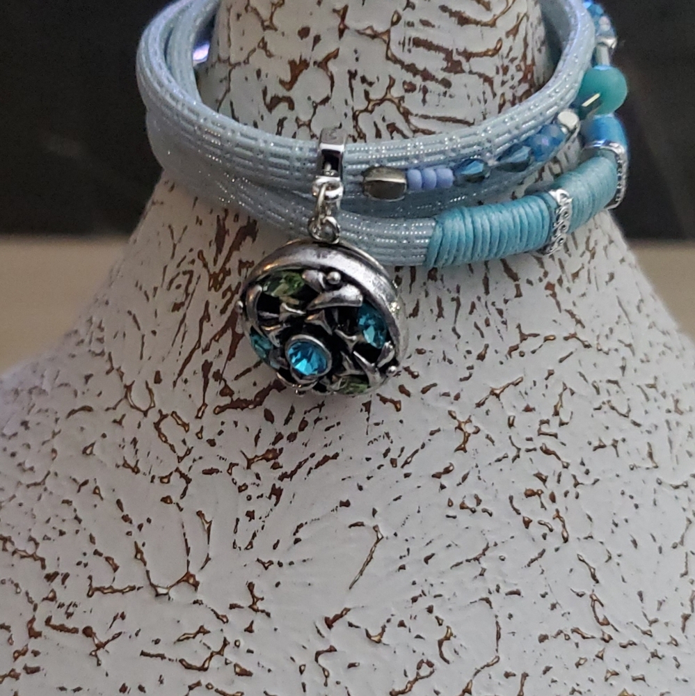 ☀️SOLD☀️Beautiful shimmery wrap bracelet with magnetic clasp closure - Picture 2 of 4